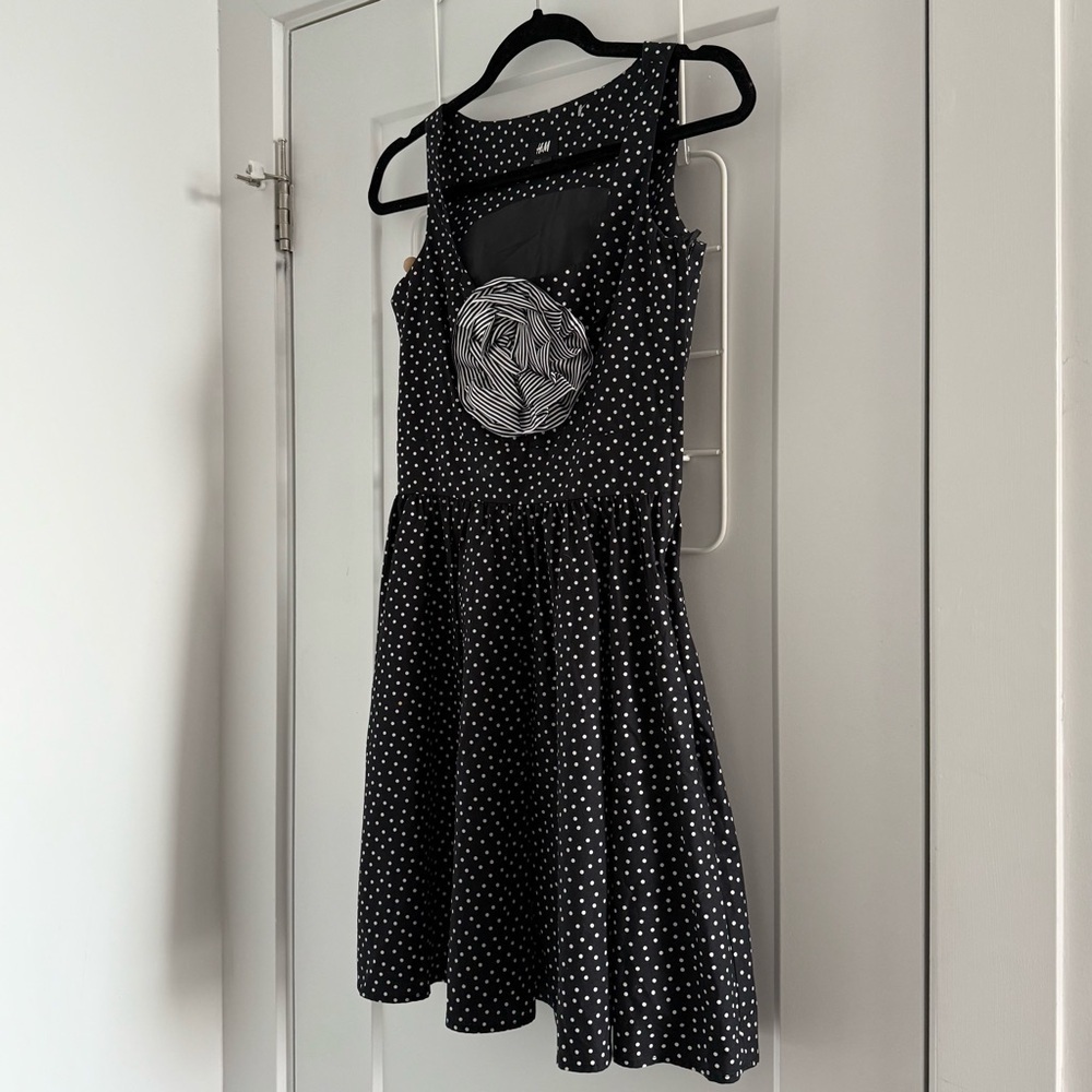 Black & white polka dot fit and flare dress with flower detail - size 4 (Small) - Picture 4 of 7